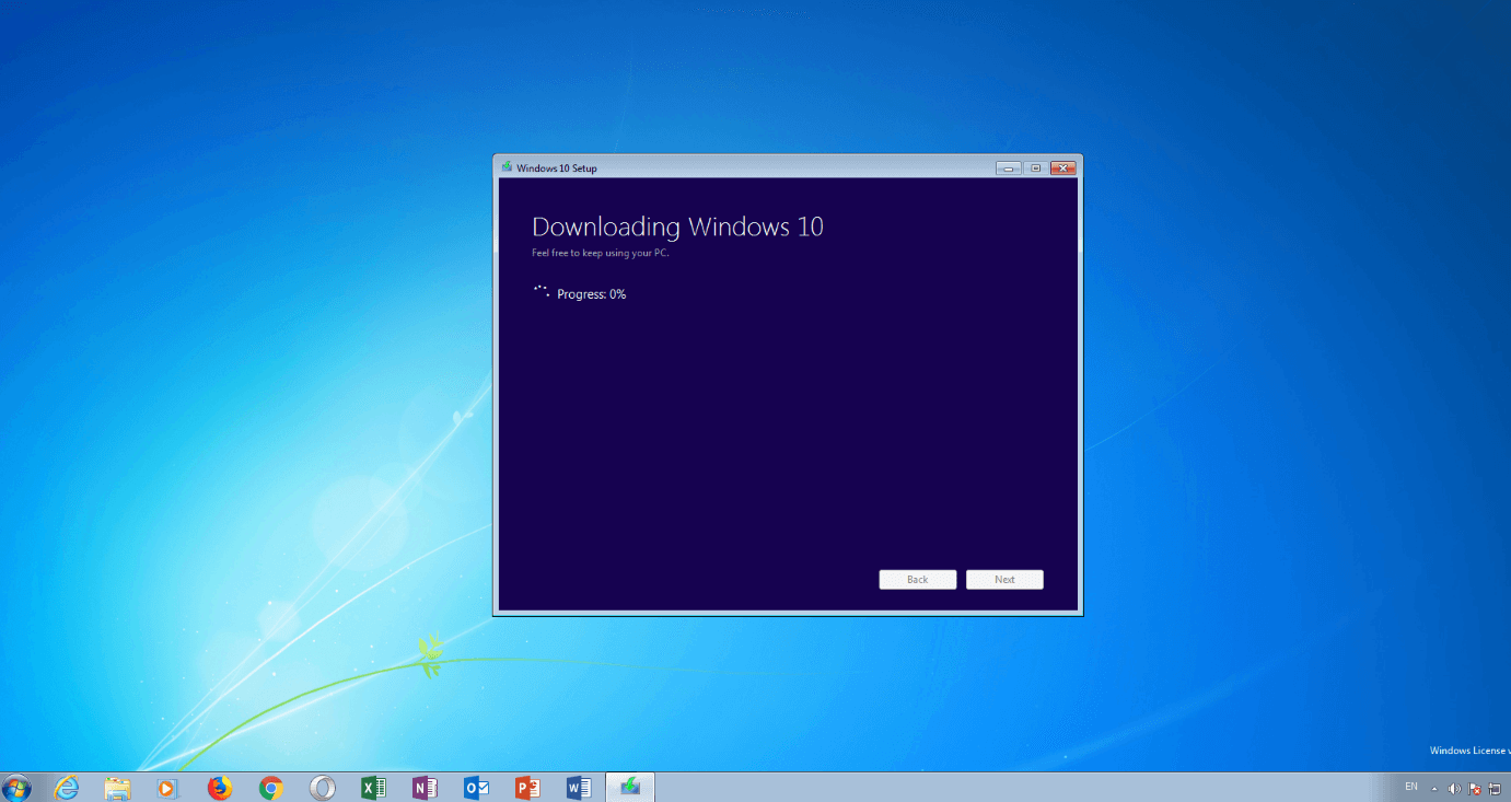 Finestra di setup di Windows con il messaggio “Download di Windows 10 in corso”