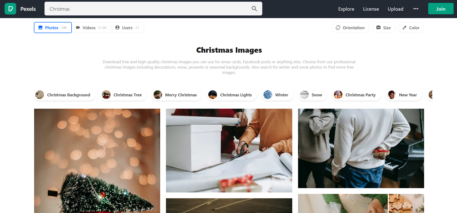 Screenshot delle foto sul sito Pexels ricercando con il termine “Christmas”