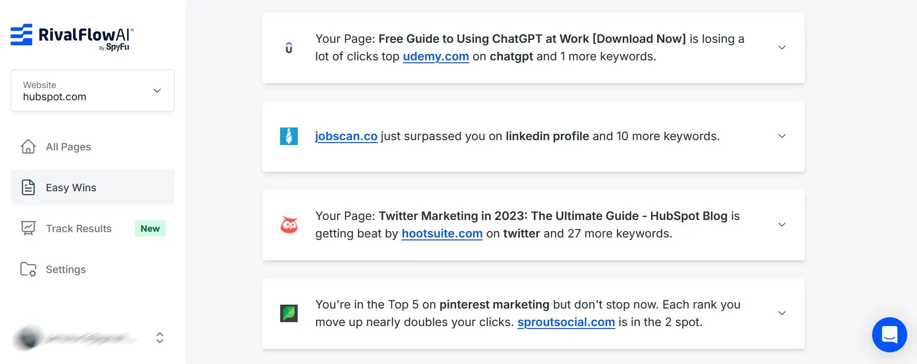 Immagine: Screenshot di SpyFu RivalFlow AI con confronti competitivi e raccomandazioni di parole chiave