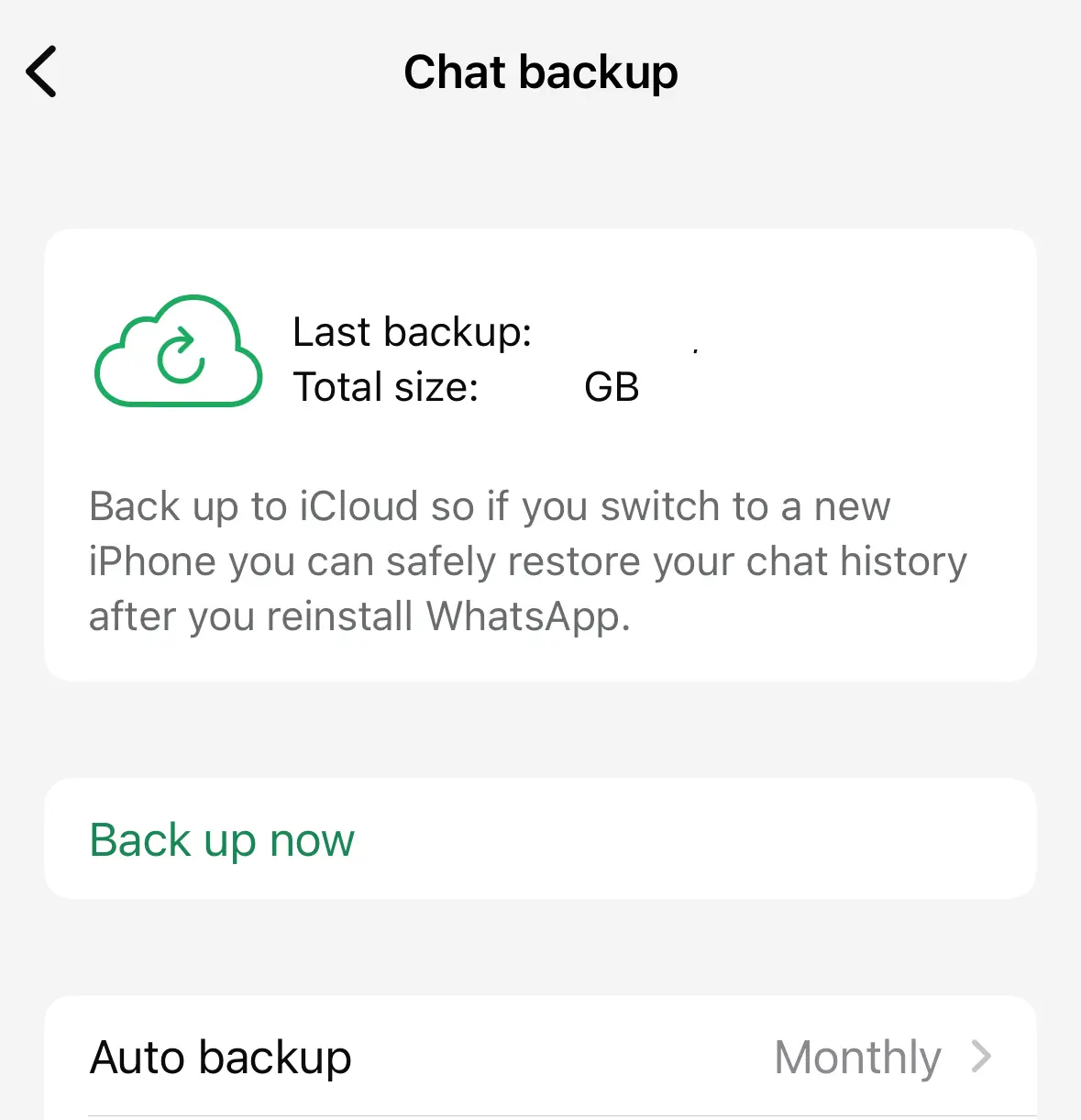Immagine: Schermata dell’iPhone dell’area “Backup chat” di WhatsApp, che indica la necessità di effettuare il login a iCloud